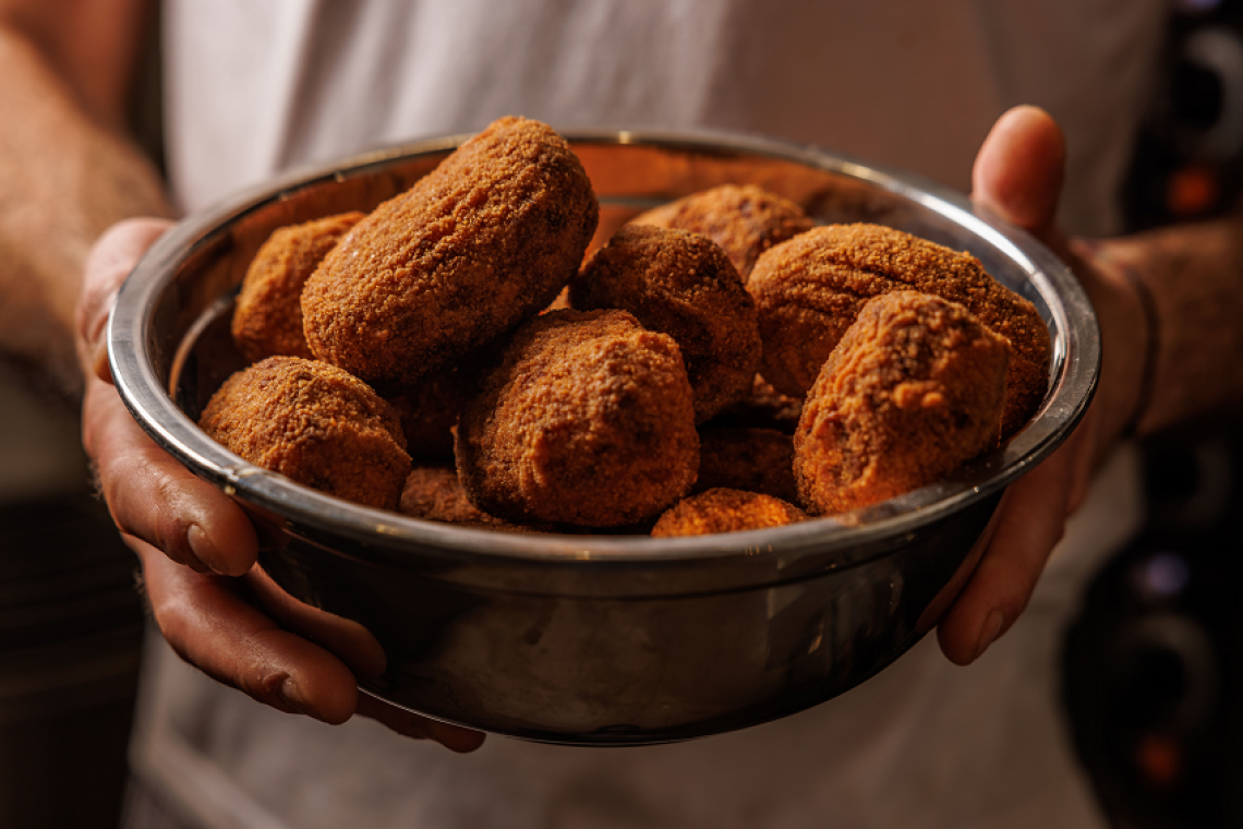 La casa del supplì: il “Re” cala il suo poker (e ha un asso nella manica)