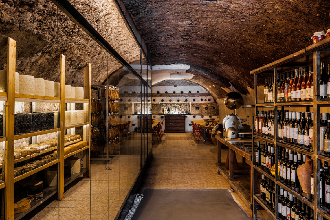 Apre Taste'accio: Vincenzo Mancino trasforma le grotte del Monte dei Cocci in un caveau ricco di eccellenze enogastronomiche laziali, cultura e arte