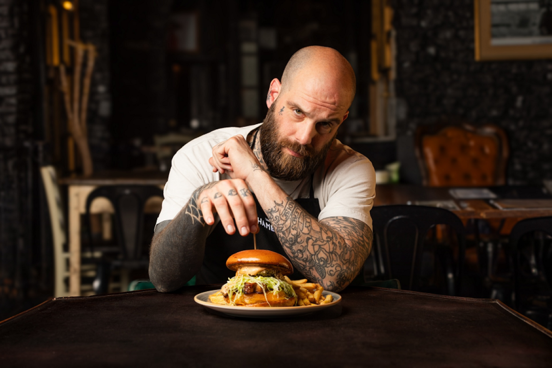 Eugenio Roncoroni firma il suo ultimo hamburger: omaggio alla tradizione americana con Hamerica’s