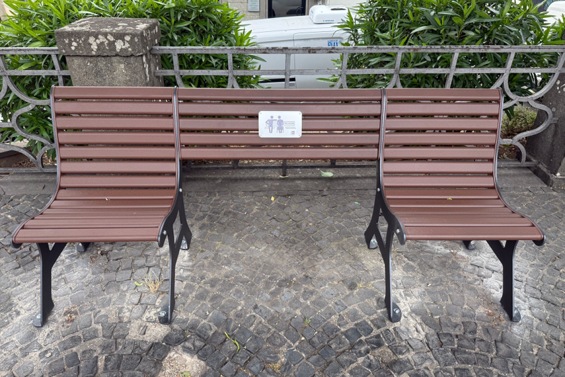 GRottaferrata - Decoro urbano, a Piazza Cavour installate 10 nuove panchine. Una è inclusiva