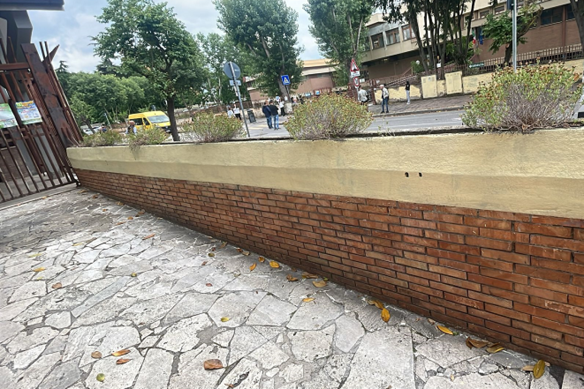 Strada scolastica imbrattata ma subito ripulita dall’amministrazione comunale.