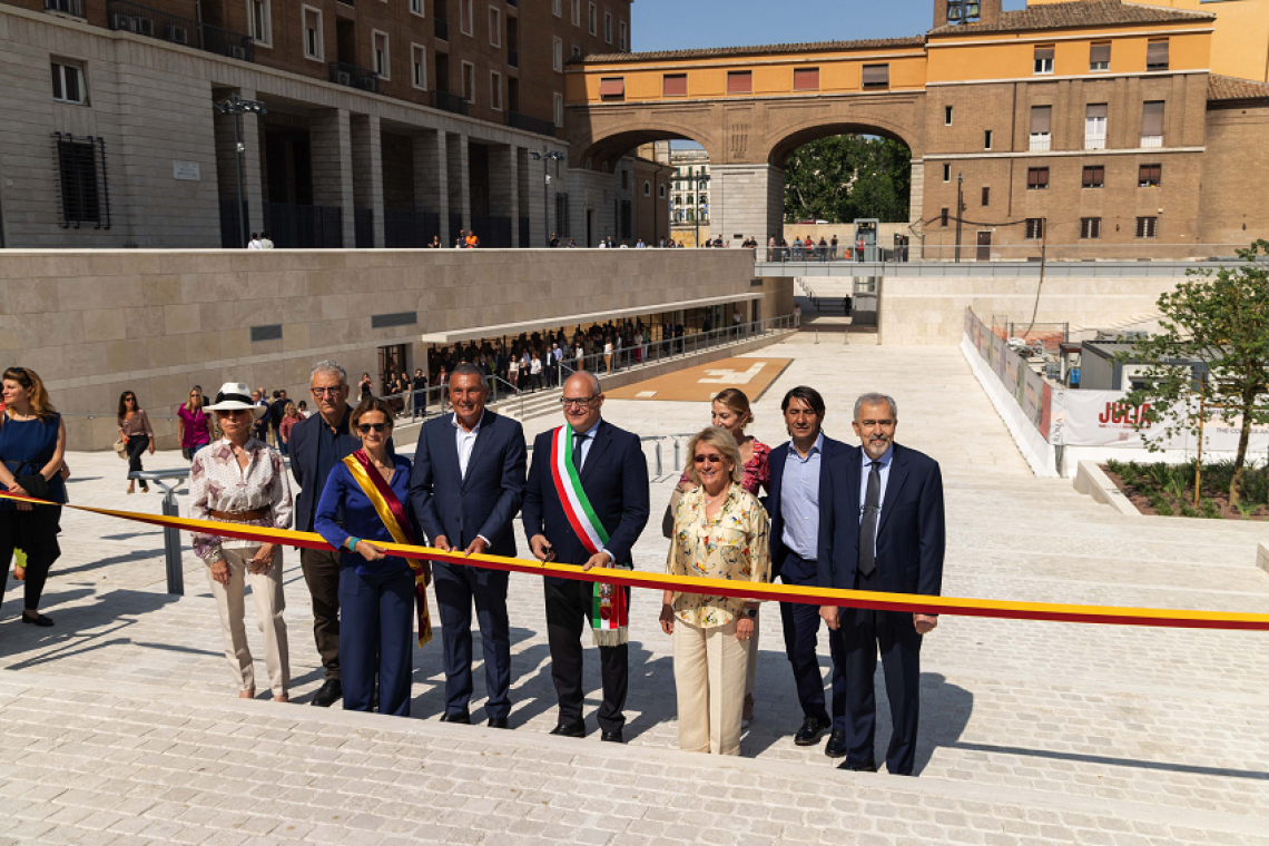 Apre al pubblico la nuova Piazza Augusto Imperatore, un’area pedonalizzata tra storia e contemporaneità all’ombra del Mausoleo di Augusto