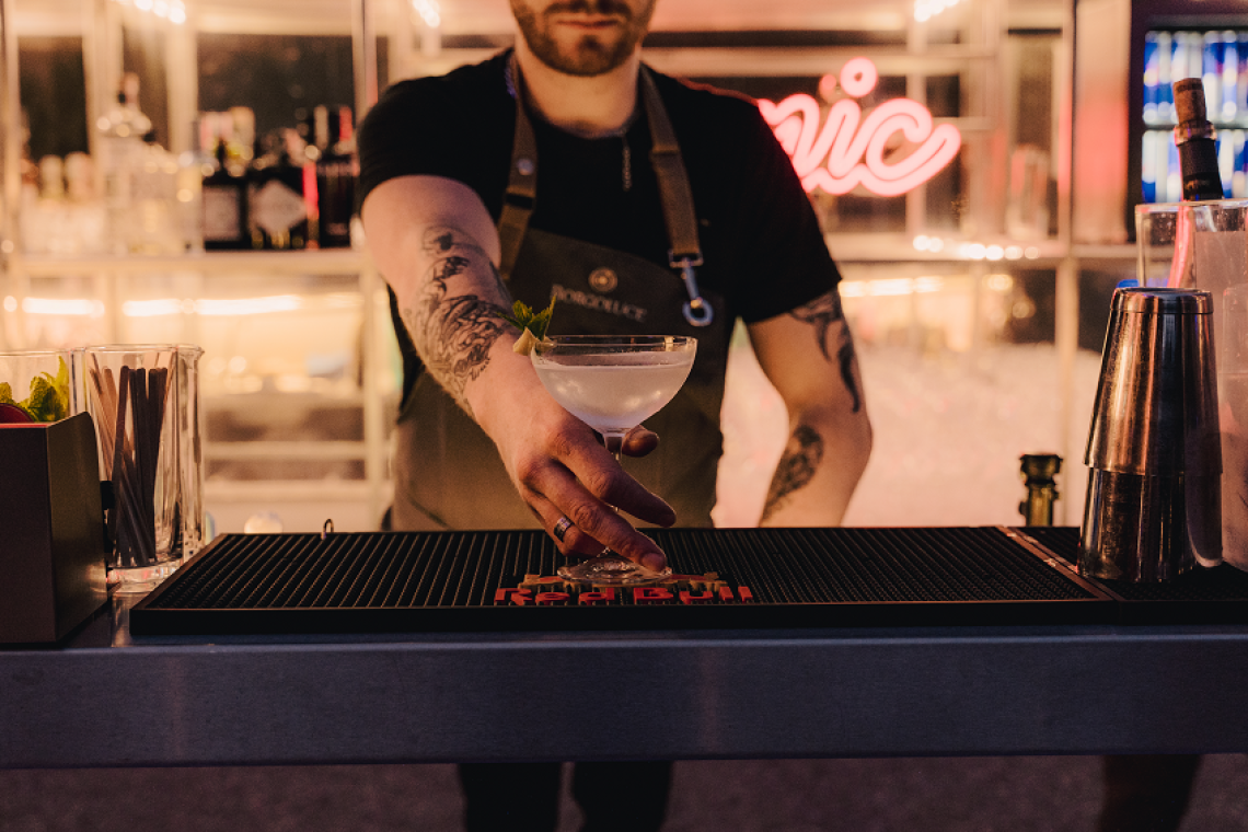 Cosmic Bar, dove l’estate di Roma brilla tra cocktail, food d’autore e Cosmic Disco