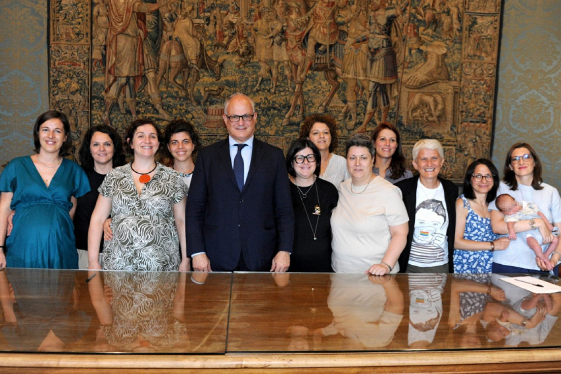 Campidoglio, proseguono le registrazioni degli atti di nascita con due mamme