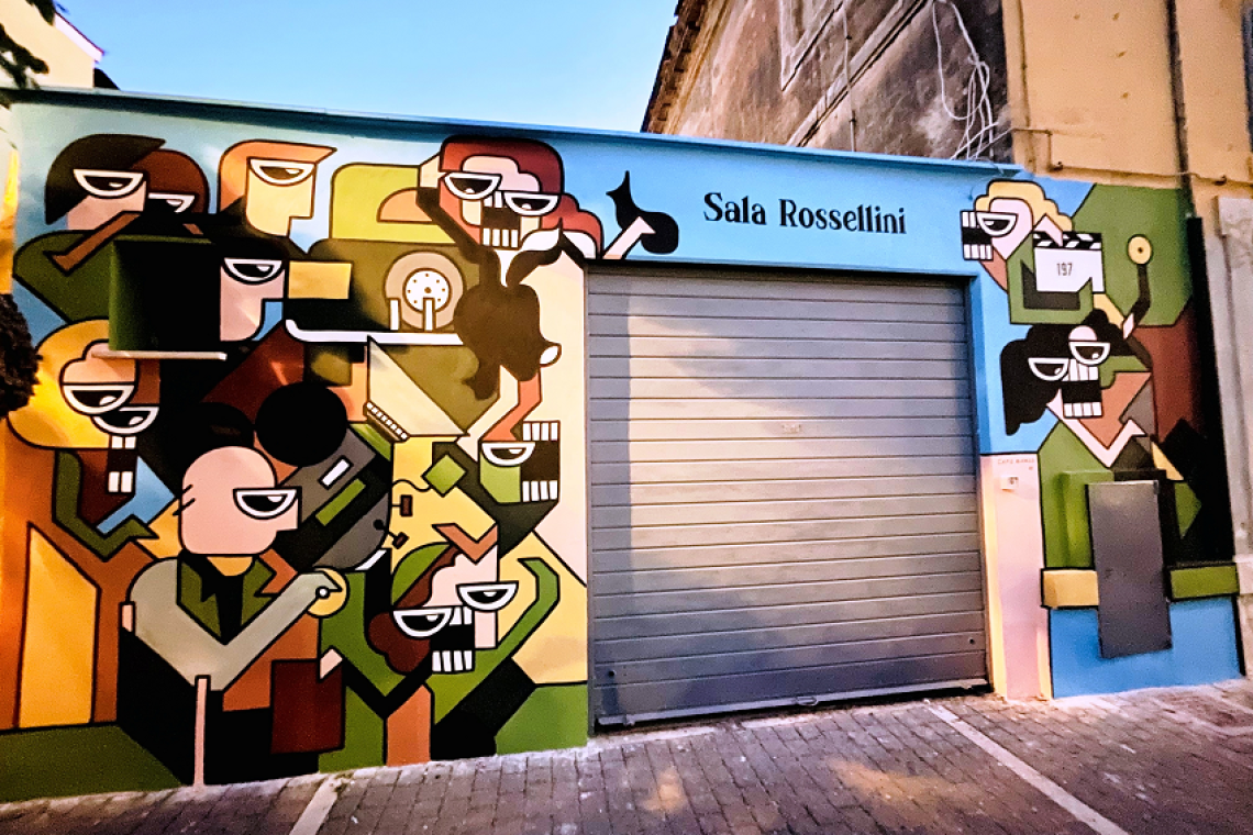 Ladispoli - Un omaggio a “Roma città aperta”: il nuovo murales di Chiara Capobianco accoglie i visitatori della sala Rossellini