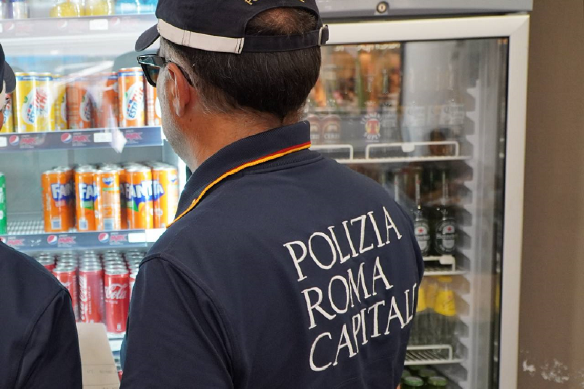 Torre Maura, controlli della Polizia Locale: sequestrati oltre 70 chili di alimenti scaduti in un minimarket 