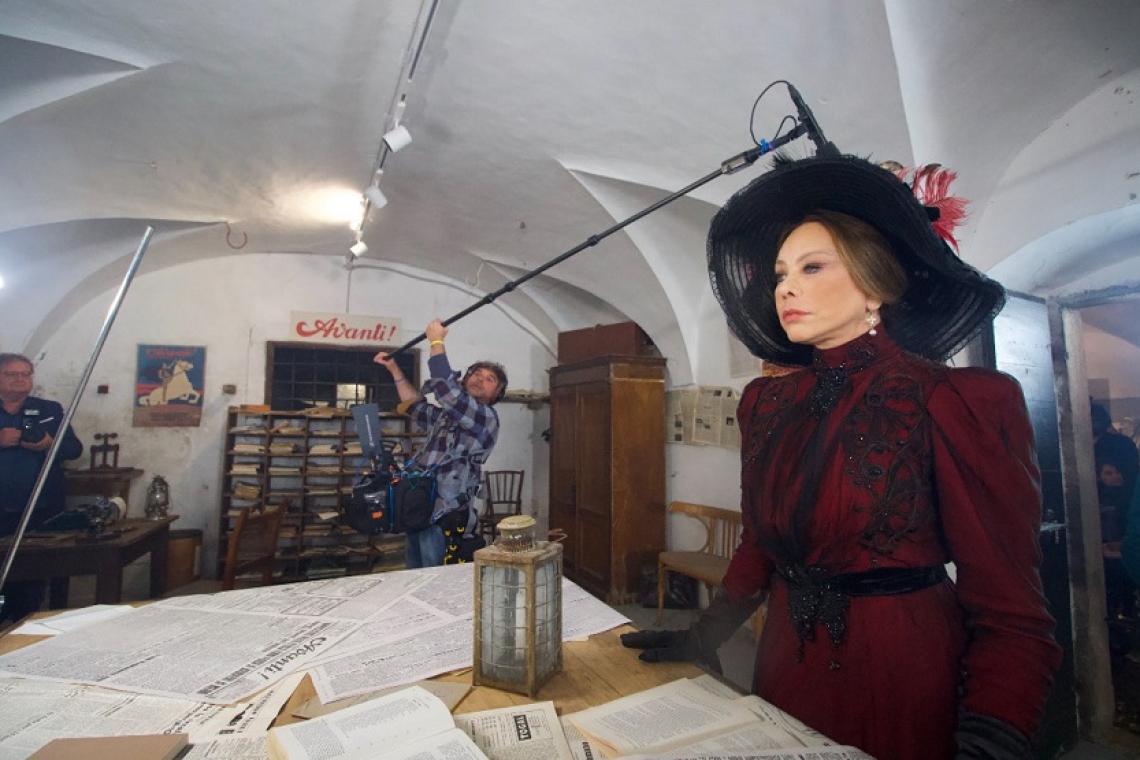 "L'invisibile filo rosso": un trionfo di emozioni e memoria alla Mostra di Venezia