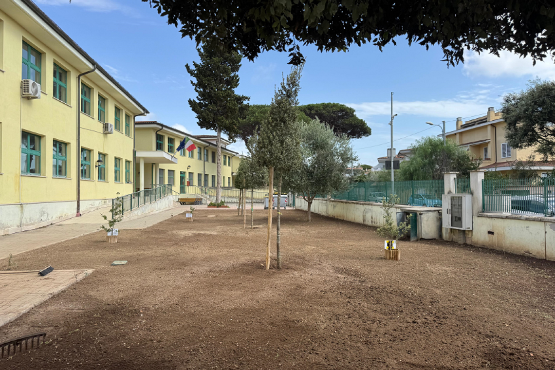 Interventi di manutenzione negli istituti scolastici: il giardino dell’IC di Fregene trasformato per l’avvio del nuovo anno scolastico