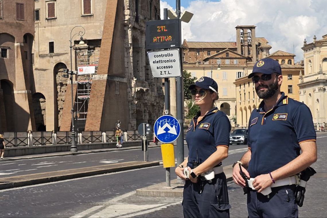Copre targa con nastro adesivo per eludere varco ZTL: 50enne denunciata dalla Polizia Locale.  