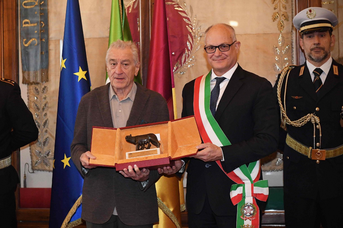 Roma, il sindaco Gualtieri consegna a Robert De Niro la lupa capitolina