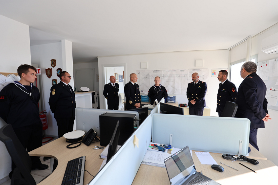 Il direttore marittimo del Lazio in visita agli uffici dipendenti della Capitaneria di Porto di Roma
