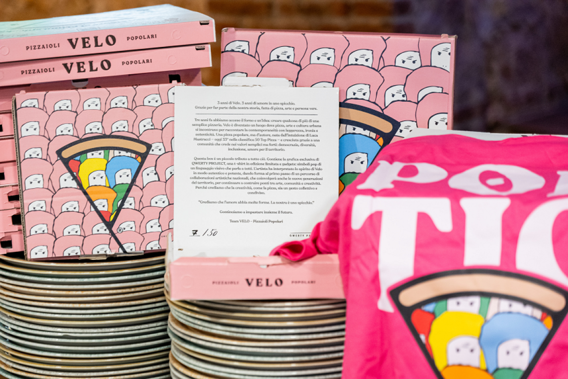 Velo celebra tre anni con “Poetic Area”: l’arte di Qwerty Project incontra la pizza popolare