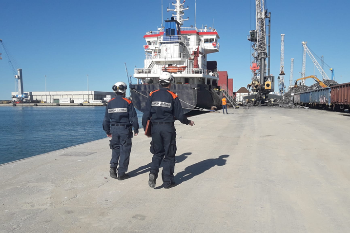 La Guardia Costiera di Civitavecchia ferma due navi mercantili