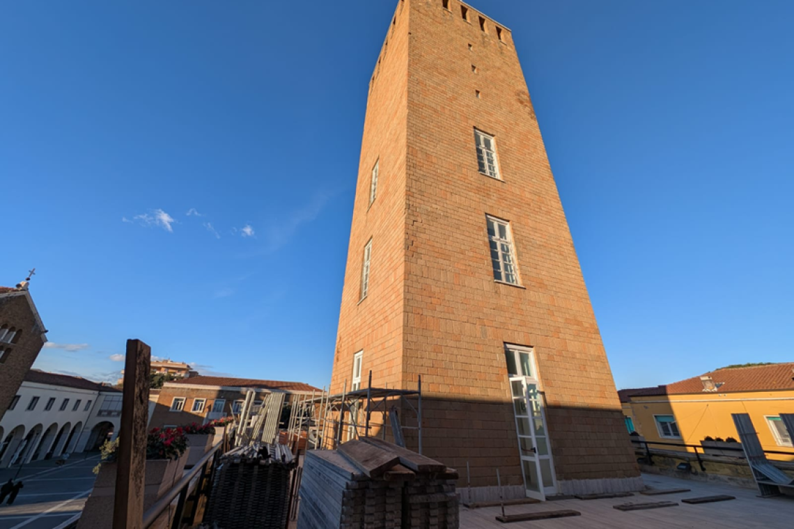 Pomezia - Maltempo, lievi danni alla Torre Civica: avviati i lavori di messa in sicurezza