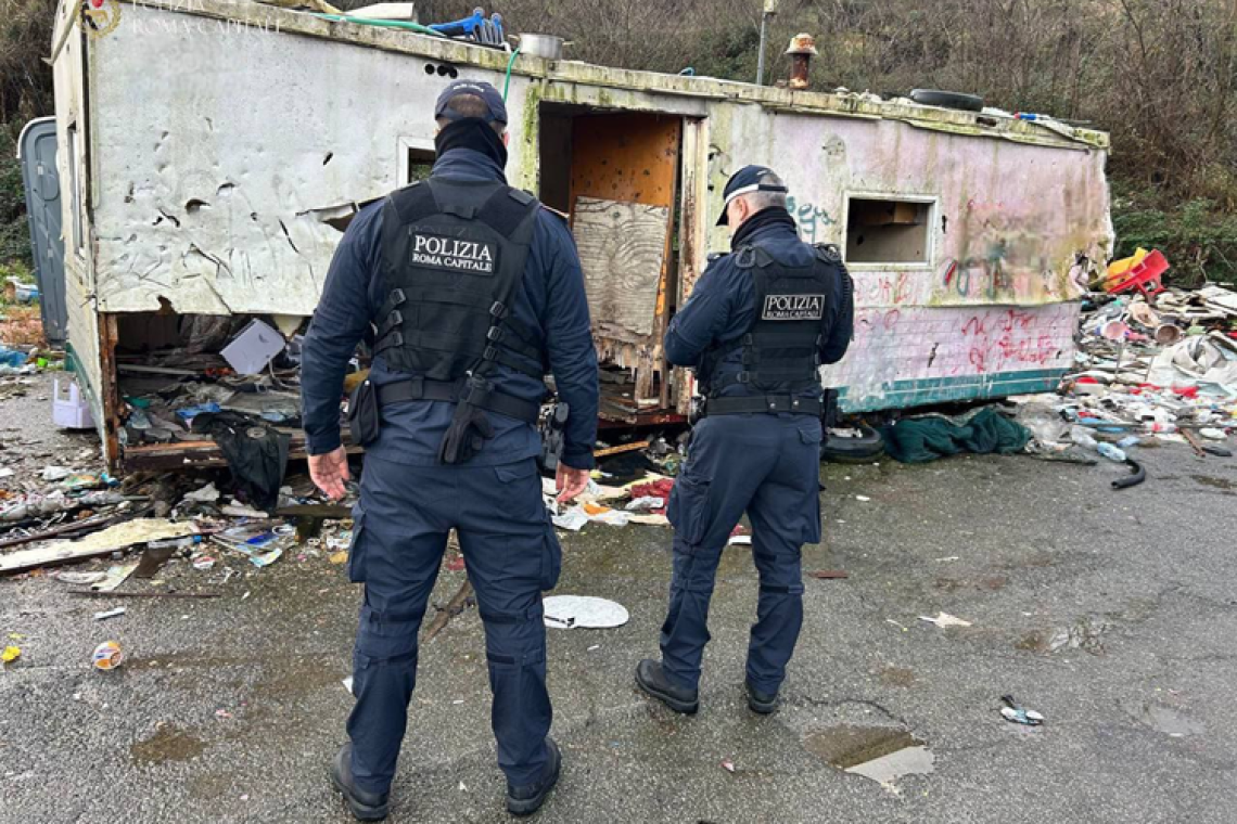 Operazioni della Polizia Locale al campo rom di via Candoni: avviata demolizione di alcune strutture dopo i controlli eseguiti nei giorni scorsi
