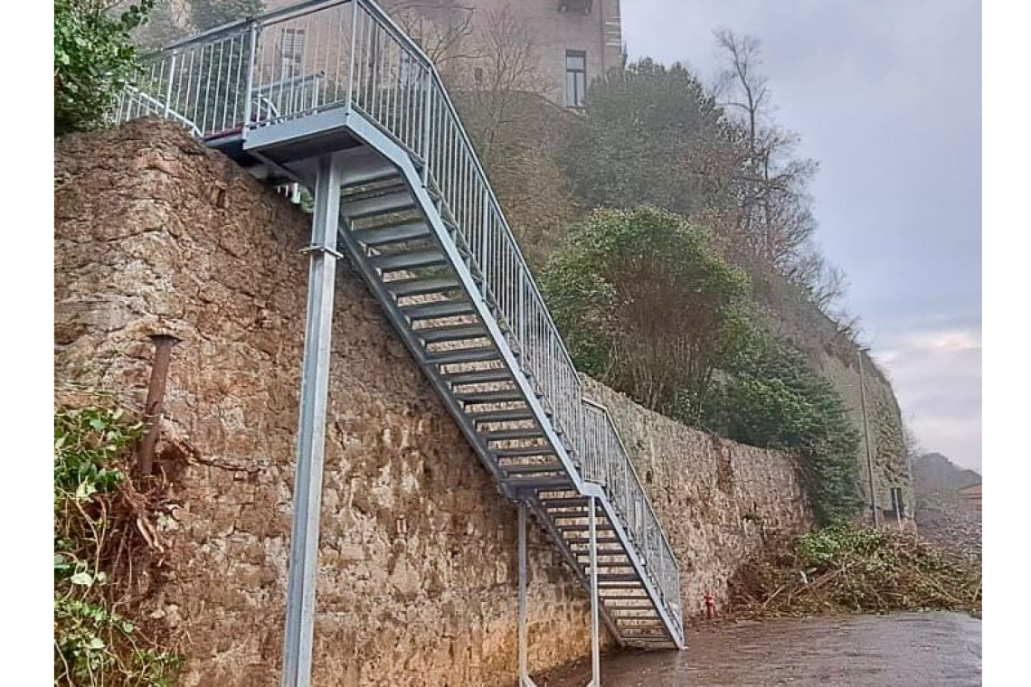Isola Farnese. Segnalini–Torquati: “montata la scala pedonale di accesso al borgo”