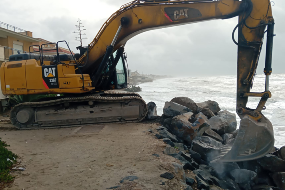 Erosione costiera: partiti i lavori sul litorale di Pomezia, in posa barriere di basalto per 250 metri
