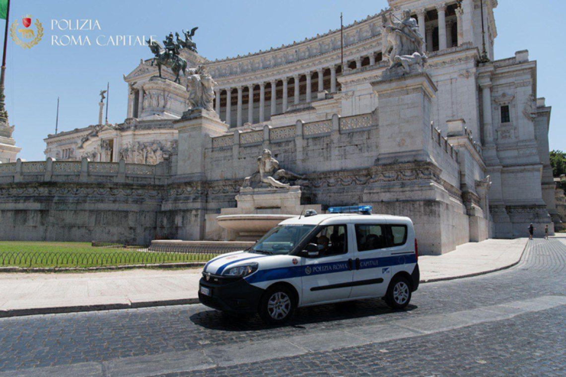 Piazza Venezia, uomo tenta di immergersi nella Fontana dell'Adriatico: fermato dalla Polizia Locale