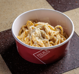 Felice arriva a Piazza di Spagna: la cacio e pepe diventa “on the go”